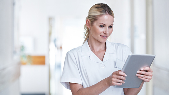 nurseinhospitalhallwayreadingtabletadvocateclinicaltrialandperistomalskinconditions575x325